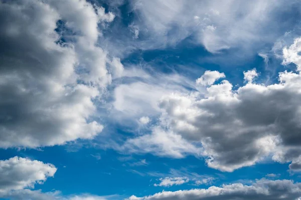 구름낀 하늘을 수있는 벽지와 배경에 완벽하다 — 스톡 사진