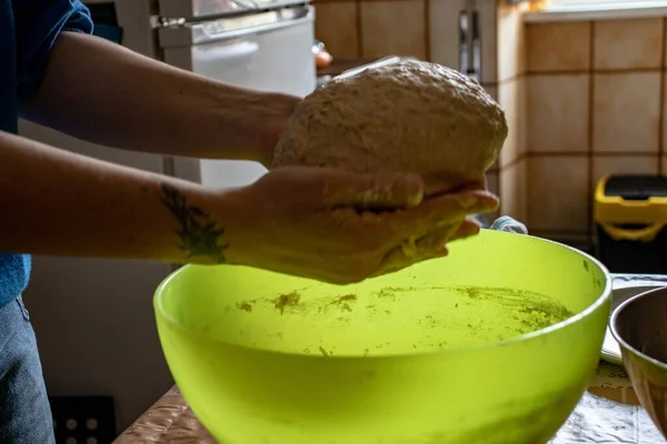 Una Hembra Amasando Masa Tazón Plástico Verde Claro Cocina —  Fotos de Stock