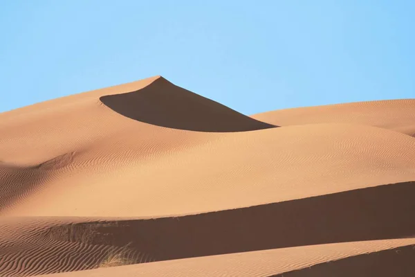 Krásný Výhled Písečné Duny Modrou Oblohou Pozadí — Stock fotografie
