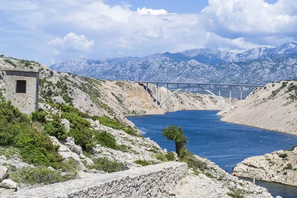 Una Vista Del Puente Maslenica Croacia Con Cordillera Velebit Fondo — Foto de Stock