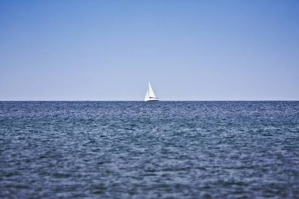 Biały Statek Pływający Spokojnym Morzu Pod Czystym Błękitnym Niebem — Zdjęcie stockowe