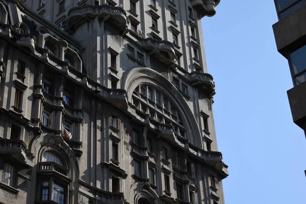 Tiro Ângulo Baixo Uma Fachada Edifício Histórico Fundo Céu Azul — Fotografia de Stock