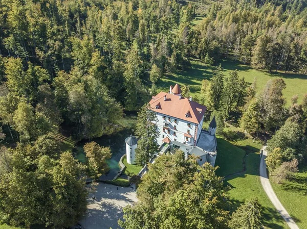 Een Luchtfoto Van Het Prachtige Grad Snenik Witte Kasteel Slovenië — Stockfoto