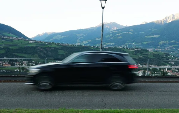 Carro Movimento Desfocado Estrada Com Montanhas Rochosas Fundo Cidade Meran — Fotografia de Stock