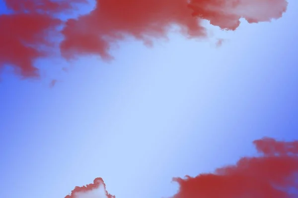 赤い雲に囲まれた青い空 — ストック写真