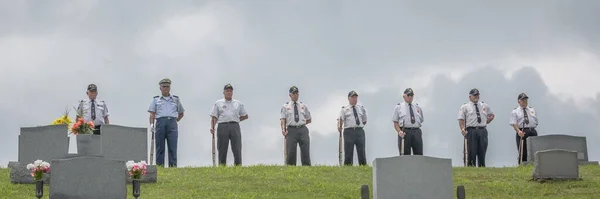 2016年7月5日 2016年7月5日 在墓地墓碑旁举行的葬礼上 军人仪仗队的照片 — 图库照片
