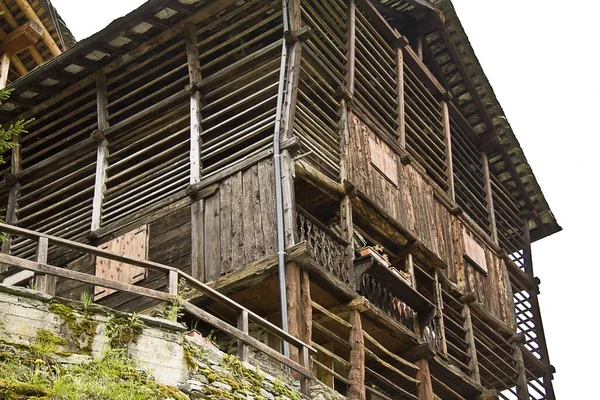 Alacsony Szögű Felvétel Egy Öreg Faházról Viharvert Kerítéssel — Stock Fotó