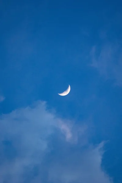 Krásný Vertikální Snímek Měsíce Viditelný Obloze Ideální Pro Pozadí — Stock fotografie