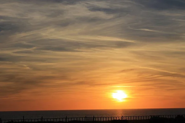 Uma Bela Vista Sol Céu Horizonte Durante Pôr Sol — Fotografia de Stock