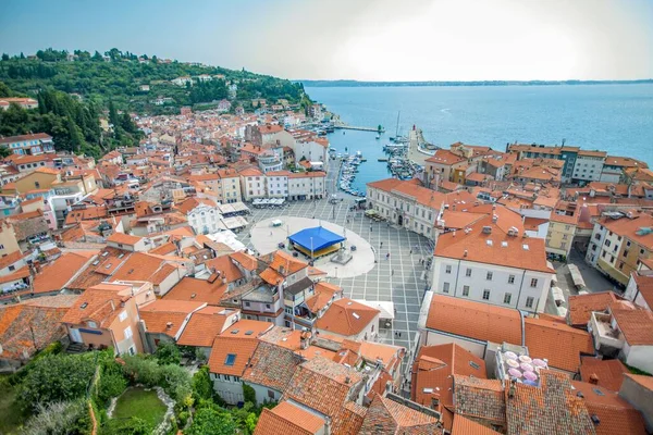 Vysoký Úhel Pohledu Město Piran Slovinsko Úbočí Středozemního Moře — Stock fotografie