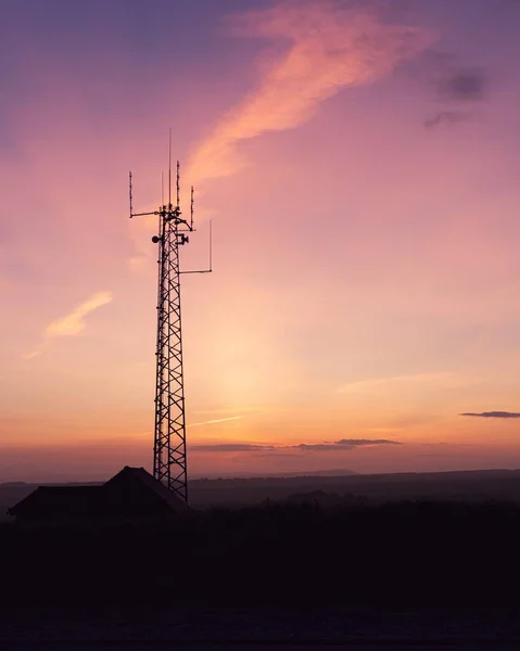 Ένα Κάθετο Πλάνο Ενός Πύργου Τηλεπικοινωνιών Ένα Πεδίο Κάτω Από — Φωτογραφία Αρχείου