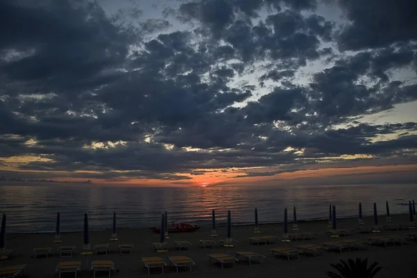 Захоплюючі Пейзажі Заходу Сонця Неба Красивими Хмарами Відображаються Морі — стокове фото