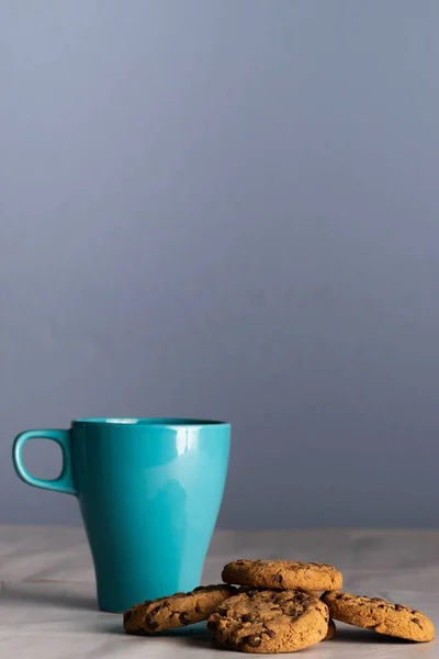 Disparo Vertical Una Taza Azul Leche Galletas Chispas Chocolate Alrededor — Foto de Stock