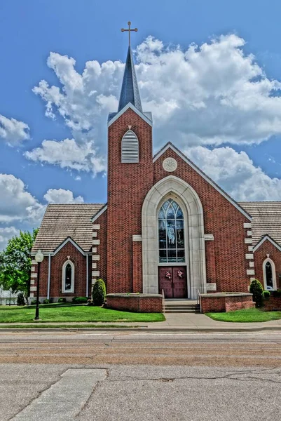密苏里州科尔营一座教堂的垂直照片 背景为乌云蓝天 — 图库照片