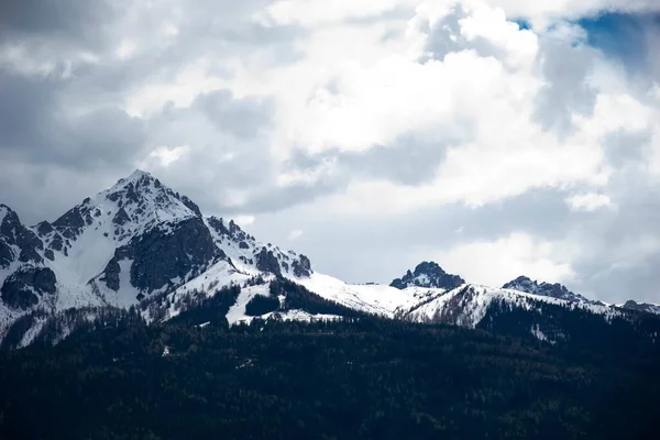 Beau Paysage Montagnes Enneigées Dans Campagne Sous Ciel Nuageux — Photo