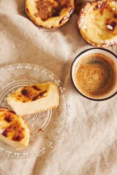 Uma Foto Vertical Deliciosas Tortas Ovos Portuguesas Com Uma Xícara — Fotografia de Stock
