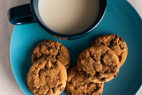 Una Vista Superior Una Taza Azul Leche Galletas Chispas Chocolate — Foto de Stock