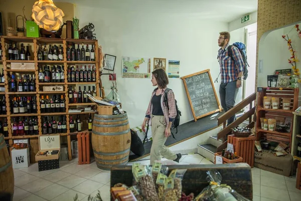 Postojna Eslovenia 2019 Jóvenes Turistas Mochila Exploran Tienda Vinos Vintage — Foto de Stock