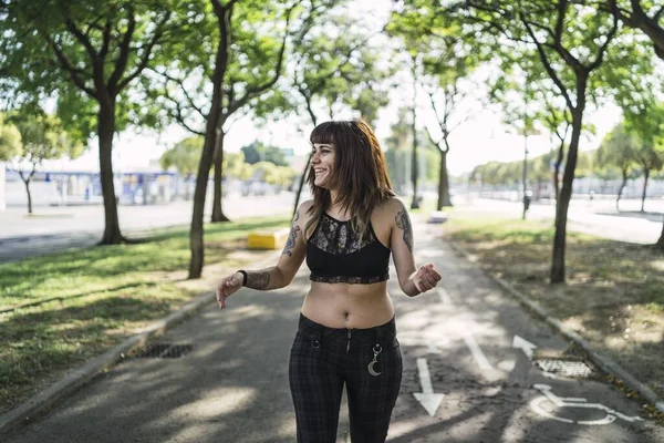 Una Joven Atractiva Mujer Caucásica Con Tatuajes Pie Parque Haciendo — Foto de Stock