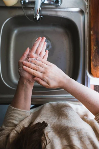 石鹸で手を洗う女性 コロナウイルスの概念 — ストック写真