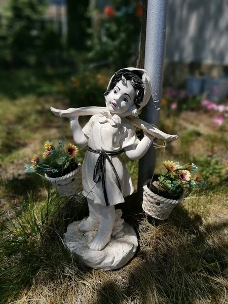 花器を持つ少女の白い庭の像のクローズアップショット — ストック写真