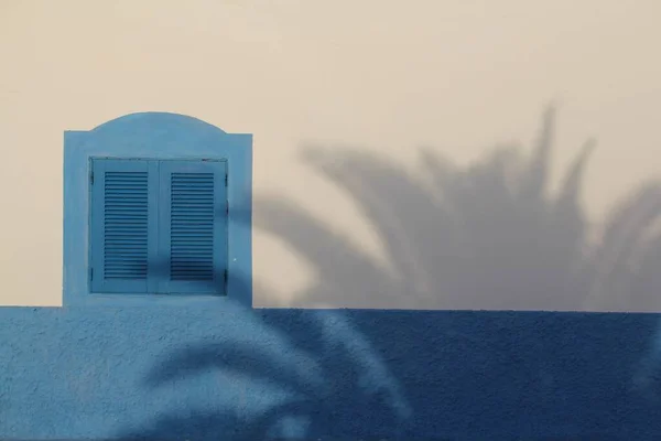 Una Hermosa Foto Una Pared Edificio Azul Blanco Con Una — Foto de Stock