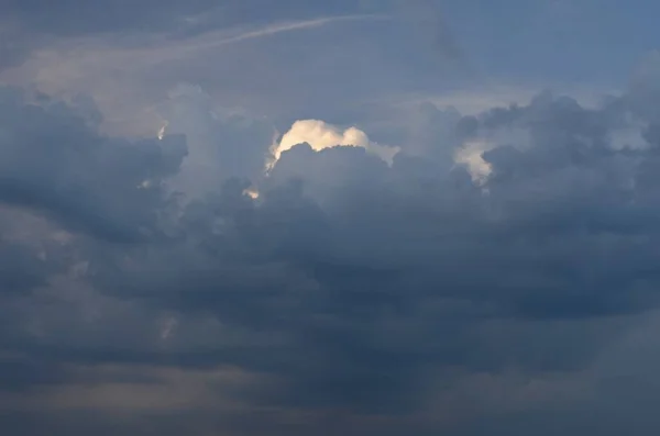 Primo Piano Delle Nuvole Cupe Nel Cielo Prima Della Pioggia — Foto Stock