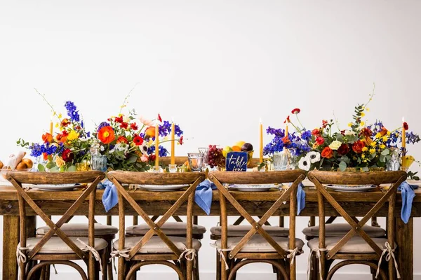 Horisontell Bild Ett Bord Med Trästolar Dekorerade Med Färgglada Blommor — Stockfoto