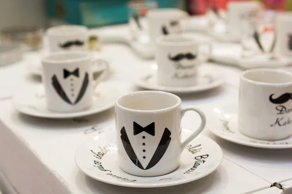 Conjunto Tazas Café Blanco Con Traje Diseño Mostache Una Mesa — Foto de Stock