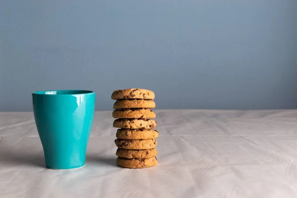 Selective Focus Shot Blue Mug Milk Chocolate Chip Cookies — Stock Photo, Image