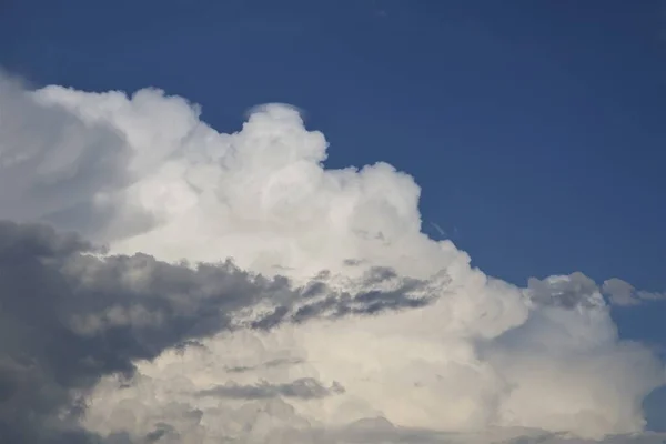 Sebuah Gambar Udara Yang Indah Dari Langit Biru Mendung Sempurna — Stok Foto