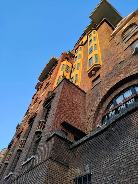 米兰一座古老的砖楼在蓝天的映衬下被低角射中 — 图库照片