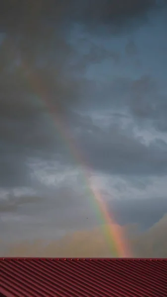 Una Hermosa Toma Del Arco Iris Cielo Azul Nublado —  Fotos de Stock