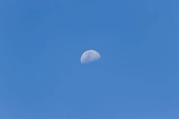 在蓝天的日光下可以看到的半月形的水平照片 — 图库照片