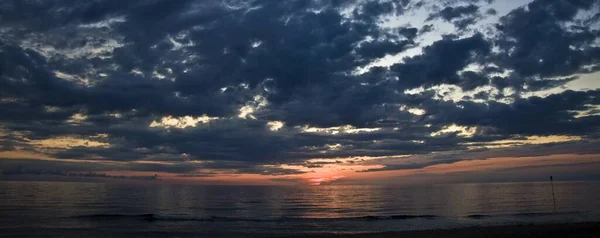 Красивый Пейзаж Закатного Неба Красочными Облачными Образованиями — стоковое фото