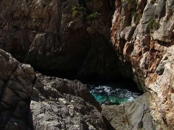 Malta Adaları Malta Deniz Suyu Bulunan Kayalık Bir Mağaranın Yüksek — Stok fotoğraf