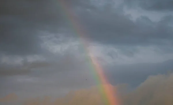 Eine Schöne Aufnahme Des Regenbogens Einem Wolkenverhangenen Blauen Himmel — Stockfoto