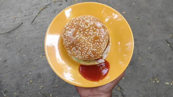 Egy Közeli Felvétel Egy Hamburgeres Zsemléről Szezámmaggal Tetején Ketchuppal Egy — Stock Fotó