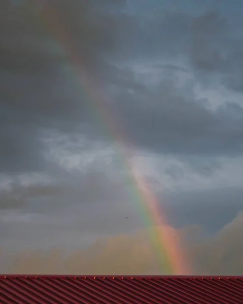 Eine Schöne Aufnahme Des Regenbogens Einem Wolkenverhangenen Blauen Himmel — Stockfoto