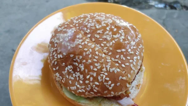 Close Pão Hambúrguer Com Tempero Cima Ketchup Prato Amarelo — Fotografia de Stock