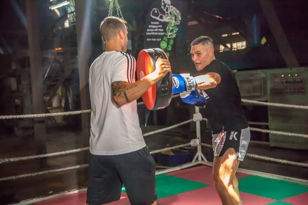 Kamnik Slovenia 2019年8月7日 強力で若いボクサーは ボクシングの手袋を着用し 競争のためのレクリエーションワークアウト — ストック写真
