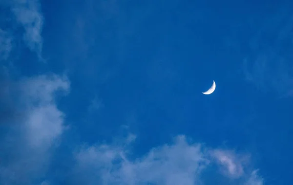 一张美丽的在天空中看得见的月亮照片 完美的背景 — 图库照片