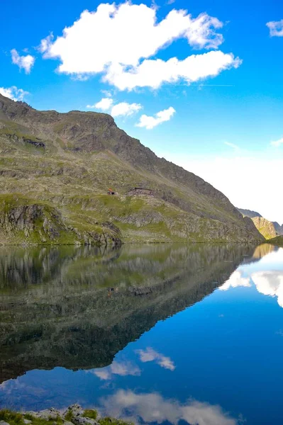 Vue Verticale Reflet Ciel Nuageux Montagne Dans Eau Cristalline — Photo