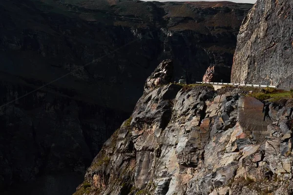 Horizontale Aufnahme Eines Passes Auf Einem Trockenen Felsigen Berg Bei — Stockfoto