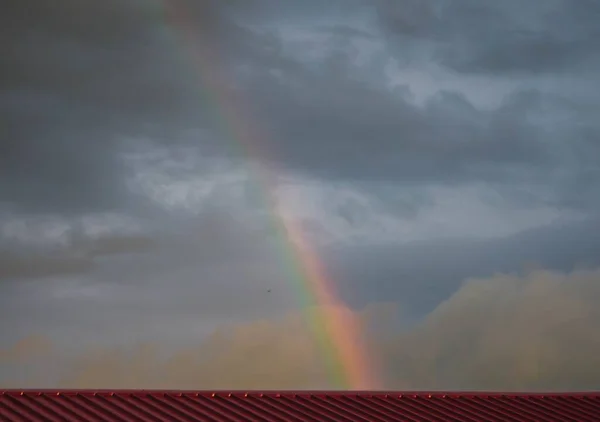 Una Hermosa Toma Del Arco Iris Cielo Azul Nublado —  Fotos de Stock