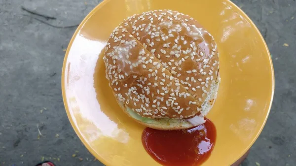 Sebuah Foto Close Dari Roti Burger Dengan Nama Musim Dan — Stok Foto