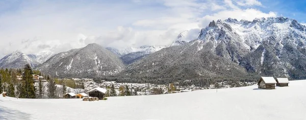 Plano Panorámico Hermosas Montañas Cubiertas Nieve Cabañas —  Fotos de Stock