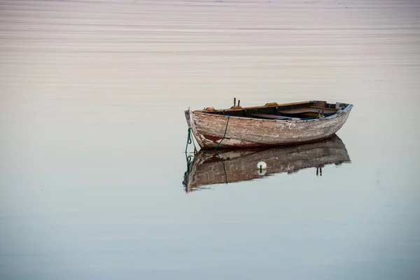 Egy Csodálatos Kép Egy Öreg Fából Készült Hajóról Reflektív Tavon — Stock Fotó