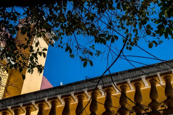 Colpo Angolo Basso Vecchio Balcone Pietra Edificio Sfondo Cielo Blu — Foto Stock