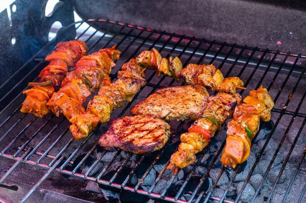 Güneş Işığının Altındaki Bir Izgarada Barbeküye Yakın Çekim Yemek Kavramları — Stok fotoğraf